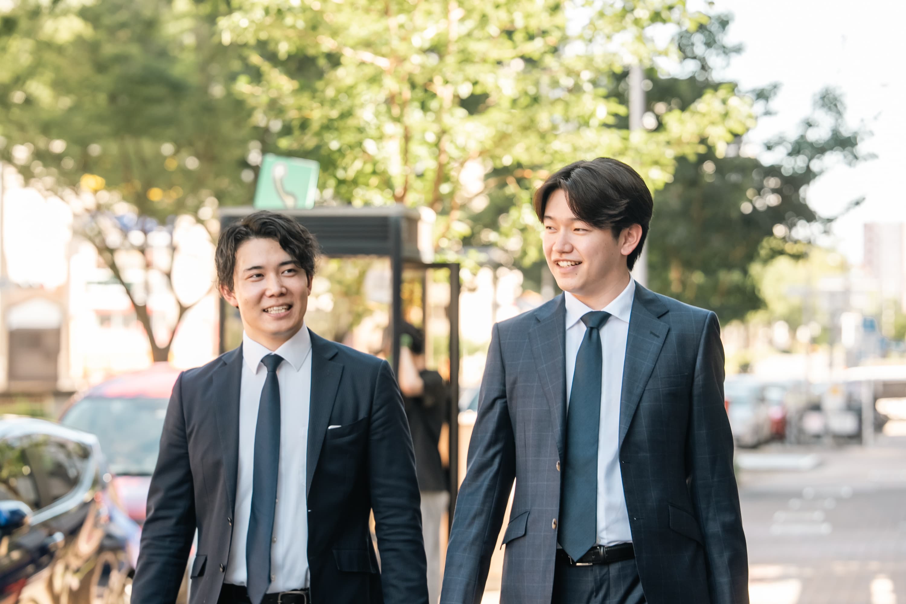 街を歩くグッドキャストの営業メンバー